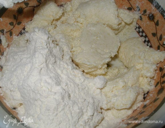 Добавить муку и еще раз хорошо перемешать.