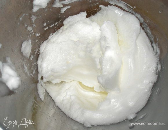 Белки взбить до пиков.