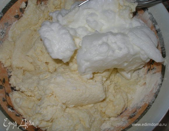 Белки аккуратно ввести в творожную массу,хорошо вымешать.