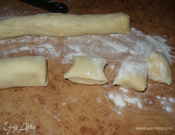 Тесто разделить на части?скрутить колбаски.И разрезать на кусочки.