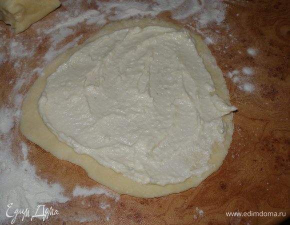 Раскатать тесто в тонкие лепёшки,на присыпанном мукой столе.На каждую лепёшку намазать тонким слоем начинку.