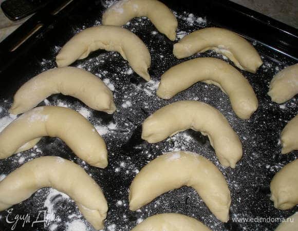 Выложить рулетики на присыпанный мукой противень,и поставить в разогретую до 180 градусов духовку минут на 30.До образования румяной корочки.