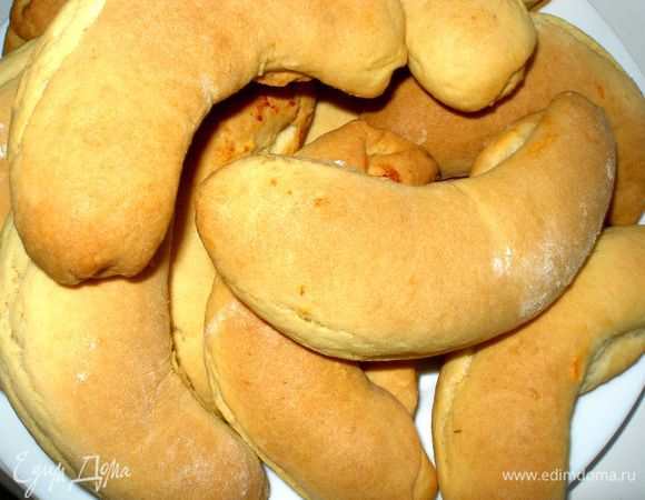 Перед подачей рулетики можно посыпать сахарной пудрой.