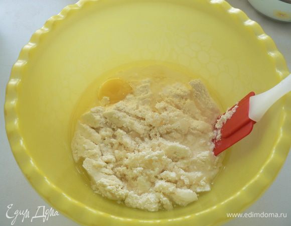 Творог смешать с лимонным соком, сахаром, яйцом, молоком и маслом.