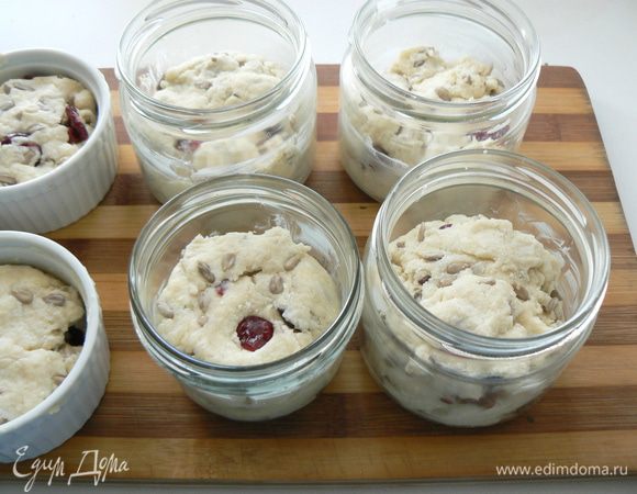 сформировать булочки и уложить в хорошо смазанные баночки или любые другие формочки. Банки заполнить не более, чем на 1/3 формы