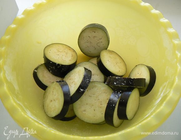 Один баклажан нарезать кружочками, второй порезать кубиками, посыпать солью, оставить мин на 20.