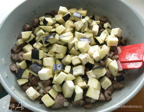 К сердечкам засыпать порезанные кубиками баклажаны...