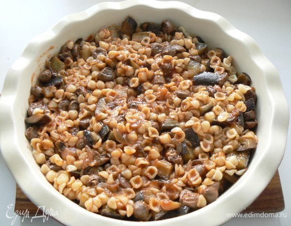 Отвариваем мелкие макаронные изделия, перемешиваем с сердцами и баклажанами, выкладываем в огнеупорную форму.