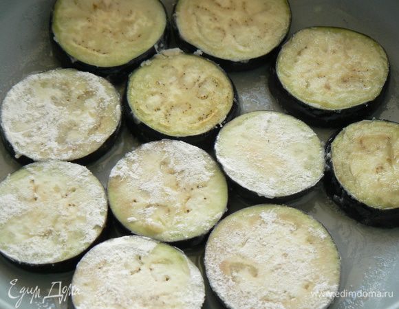 Кружки баклажана обвалять в муке, обжарить на растит. масле.