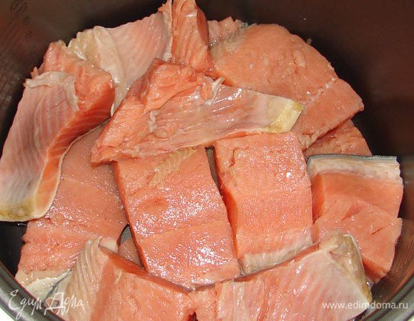 Филе порезать на куски и выложить в чашу мультиварки