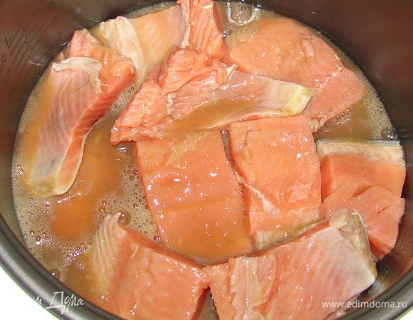 Залить горбушу яичной смесью. Включить режим "Выпечка" на 30 мин.