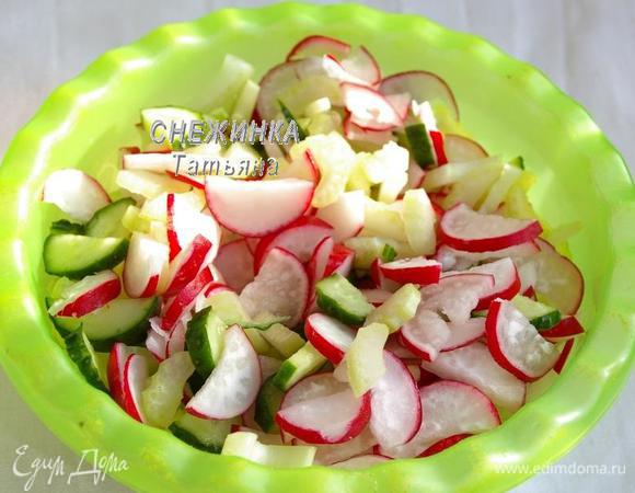 Сельдерей нарезаем ломтиками и смешиваем нарезанные овощи в миске. Солим.