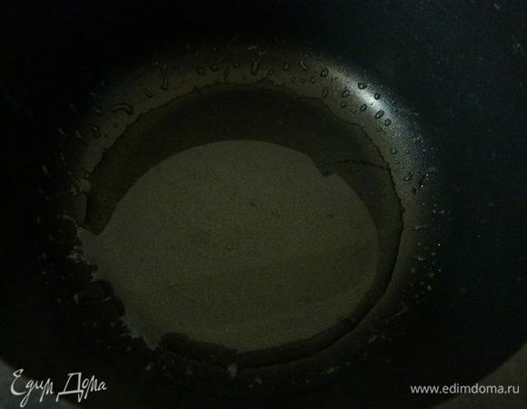 В маленькую кастрюлю, посыпать желатин и налить сверху 3 столовые ложки холодной воды. Дайте постоять, пока он не станет мягким, около 5 минут.Нагревать на медленном огне, помешивая, пока желатин не растворится, около 30 секунд.
