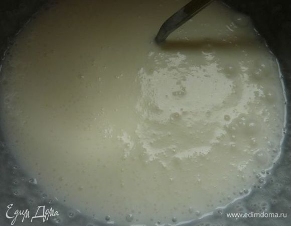 В большой миске, взбейте 60 г сахара с кефиром до полного растворения.Взбивая, добавьте смесь желатина очень тонкой струйкой. 
