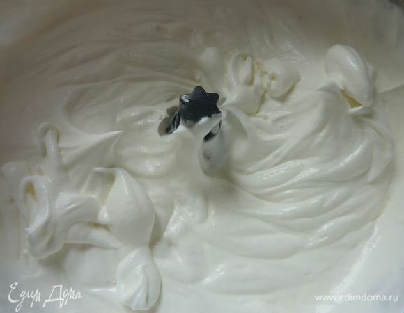 В другой большой миске взбейте сливки и 60 г  сахара до пиков.