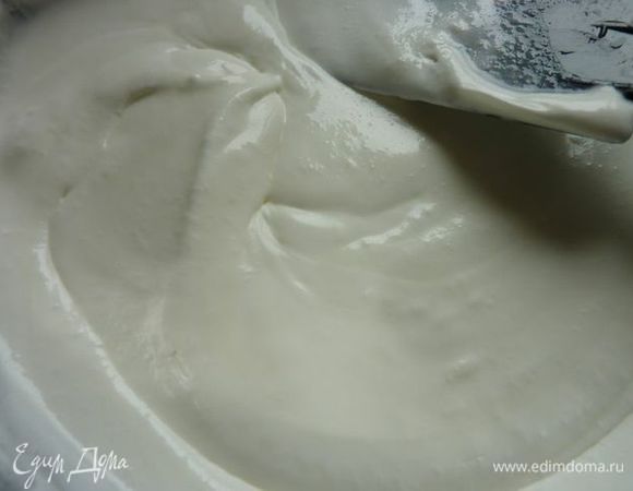 Осторожно перемешать сначала половину взбитых сливок в смесь кефира и ввести оставшиеся взбитые сливки.
