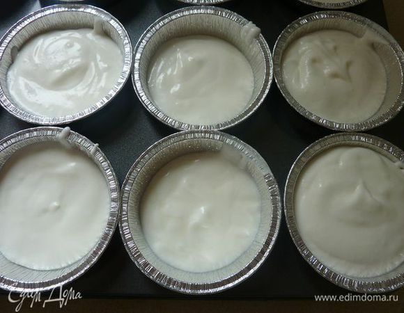 Разложить в формочки. Охладите , по крайней мере 6 часов (или до 1 дня, покрытых полиэтиленовой пленкой).
