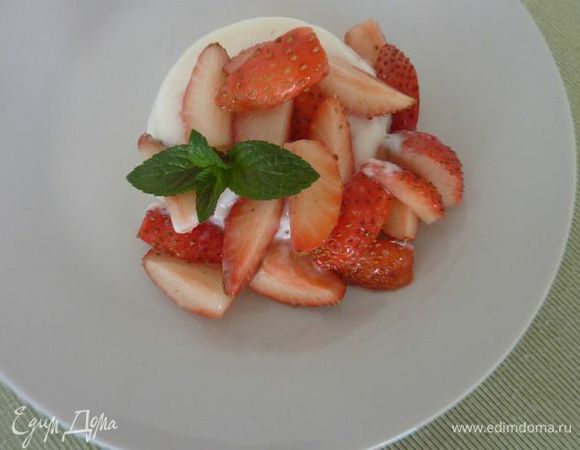 Когда все будет готово,  клубнику порезать и смешать с 60 г сахара, лимонным соком и добавить столовую ложку воды. Пусть постоит, около 5 минут чтобы вышел сок . По краю каждой порции пройтись ножичком и опустить на половину  в  горячую воду на 10 секунд, тогда всё легко освободится, перевернуть крем на тарелку  и сверху положить  клубнику , подавать сразу так как быстро тает.