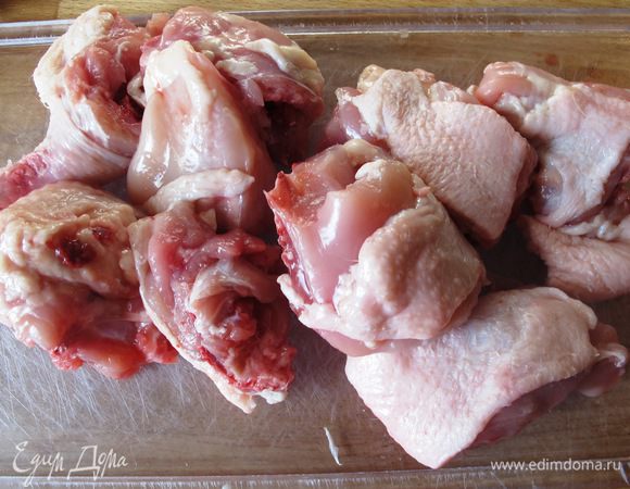 Курицу нарежьте на порционные средние куски.