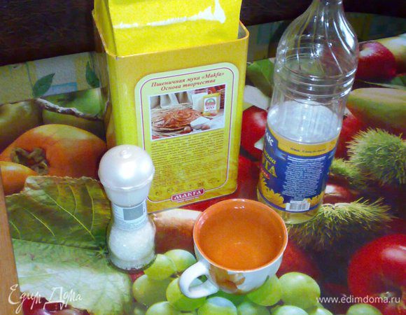 Для начала приготовим тесто. В миску налейте стакан кипятка, растительное масло, добавьте соль и постепенно введите просеянную муку. Вымесите тесто. 