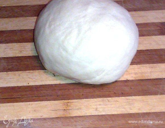 Получится вот такое эластичное тесто. Оставьте его на время, накрыв полотенцем, пока будете делать начинку.