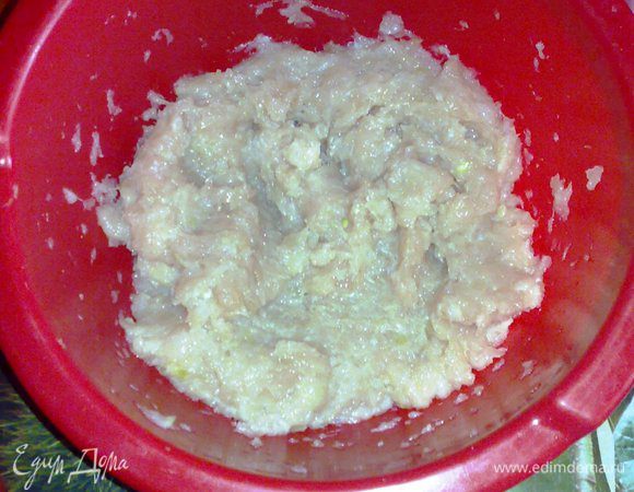 Для начинки куриное филе и лук измельчите в мясорубке.