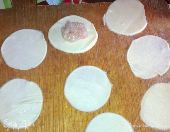 Раскатайте тесто и вырежьте формой кружки. Я по старинке использовала стакан. В центр выложите начинку и слепите пельмени. 