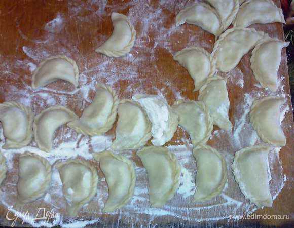 У меня осталось тесто, поэтому я отварила картофель и сделала вареники с картошкой. Вареники я не отваривала, а заморозила.