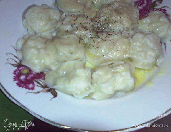 Тесто для пельменей на кипятке получается прочным, не рвется и отлично сочетается с начинкой. Рецепт универсальный и всегда меня выручает. 