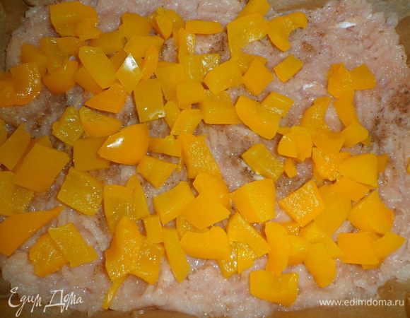 Сверху фарша  выложить припущенный на воде перец.