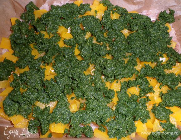 На перец выложить измельченный шпинат или листья шпината.