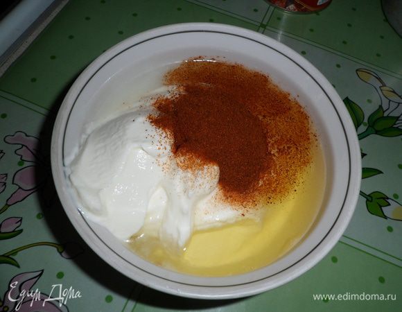 Последний слой - взбитый с яичными белками и паприкой творог. Сверху посыпать зеленым луком. Запекать в разогретой до 200 градусов духовке 30 минут.