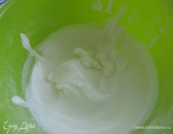 Белки взбить с сахарной пудрой в крутую пену.