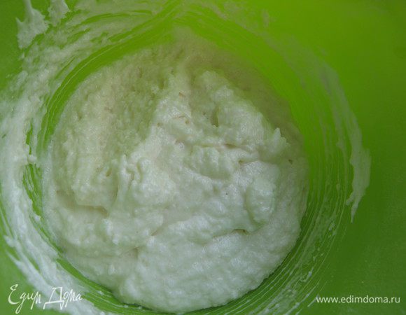 Добавить творог, кокосовую стружку и ваниль. Аккуратно перемешать.