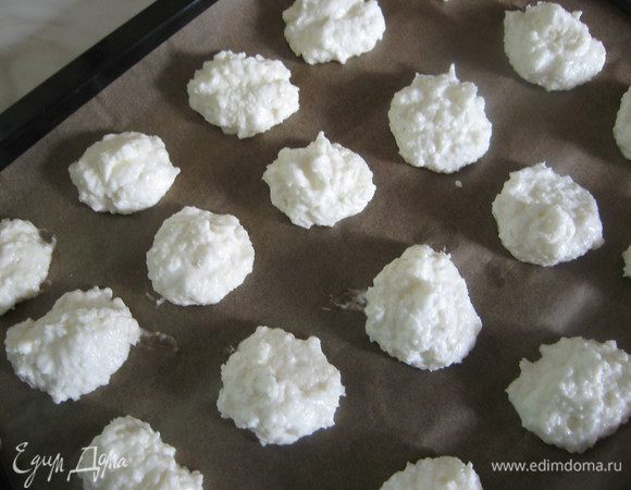 Противень выстелить бумагой и чайной ложкой разложить массу.