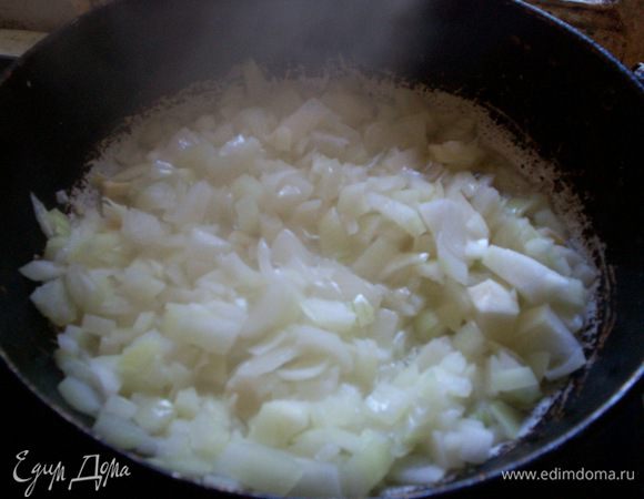 Очищаем луковицы от шелухи, моем, режем мелким кубиком. На сковороде разогреваем растительное масло и обжариваем в нем лучок до золотистого цвета.