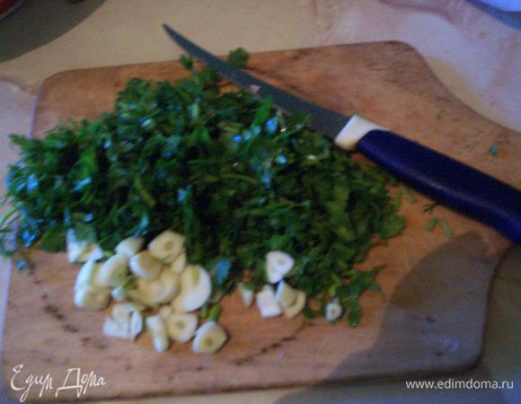 Моем кинзу, мелко ее рубим. Чистим чеснок от перегородок, режем его  тонкими кружочками.