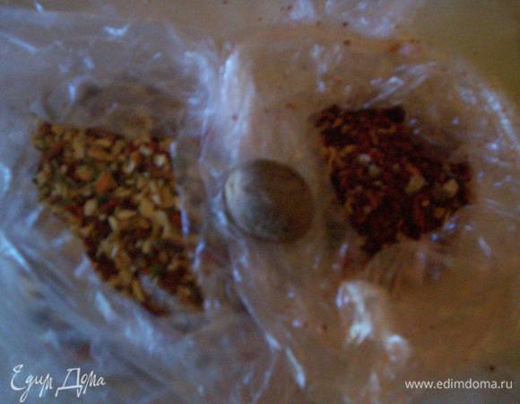 Смесь специй (смесь специй для овощей и мяса - берем каждой по трети чайной ложки), мускатный орех скребем ножом - от него тоже берем одну треть. Посыпаем специями и орехом кабачки, солим и добавляем щепотку черного перца - совсем немного. Хорошенько перемешиваем. Тушим пять минут. Добавляем зелень и чеснок, снова перемешиваем и оставляем тушиться на пять минут.