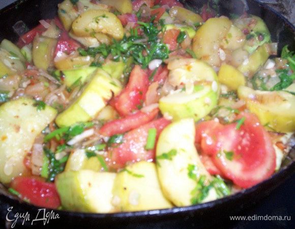 В самую последнюю очередь добавляем нарезанный помидор, снова перемешиваем и тушим все вместе, уменьшив до минимума огонь еще 10-15 минут.