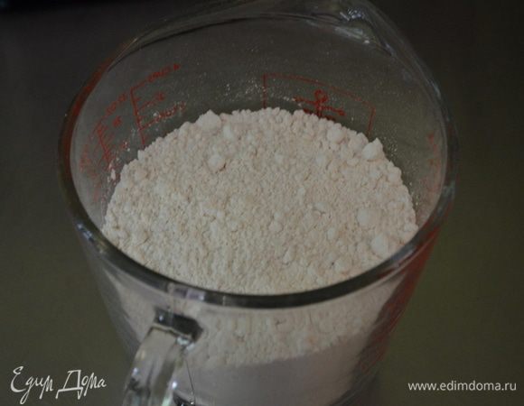 Разогреть вафельницу. Просеять муку, соль и разрыхлитель вместе. Отставить в сторону. 