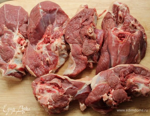 Баранью лопатку порубить на порционные куски, промыть и обсушить.