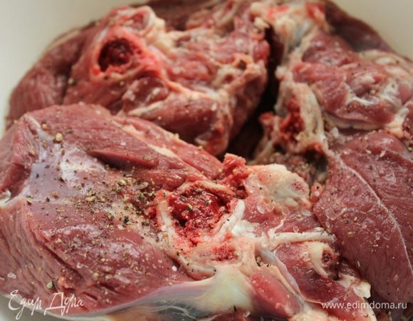 Натереть солью и свежемолотым перцем.