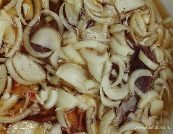 Залить пивом и оставить на 2 часа (не меньше).