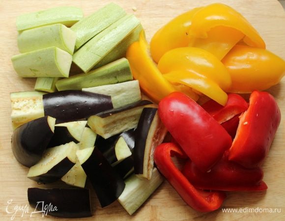 Овощи помыть и нарезать либо кольцами, либо брусочками. Кукурузу нарезать кружочками 1,5-2 см.