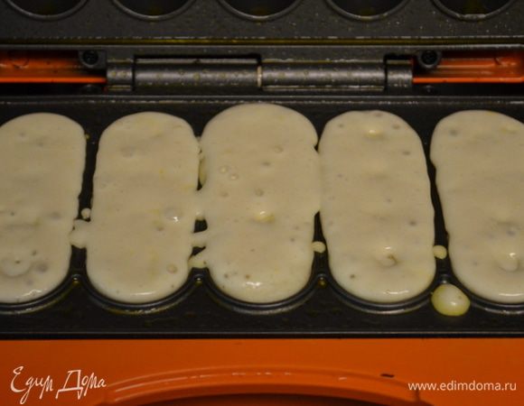 Вафельницу слегка смажем маслом или сбрызнем спреем. Выложим тесто в вафельницу. Выпекаем по 3 мин. или до золотистого цвета.