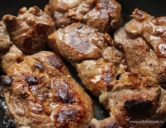 Баранину достать из пивного маринада, обсушить и быстро обжарить на раскаленной сковороде с обеих сторон до золотистой корочки. Маринад процедить, лук выкинуть, а пивом залить обжаренное мясо. Довести до кипения, снять пену, огонь уменьшить и тушить 35-40 минут.