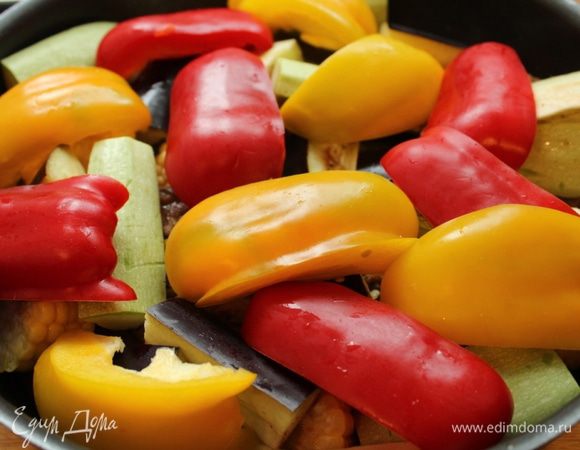 Сверху выложить овощи и тушить еще 15-20 минут. Посолить.