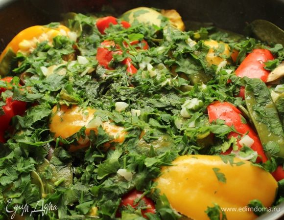 Посыпать рубленым чесноком и петрушкой. Снять с огня и дать настояться под крышкой 10-15 минут.