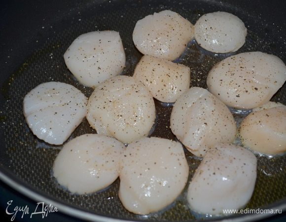 Приготовить пасту.
Посолить и поперчить крупные гребешки и обжарить на горячей сковороде по 4 мин. сторона. Отложить в тарелку в сторону.
