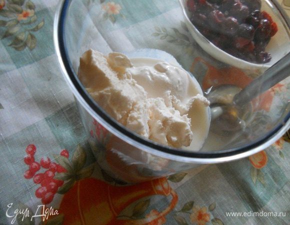 В чашу блендера наливаем молоко и добавляем 4 ст. л. мороженого.